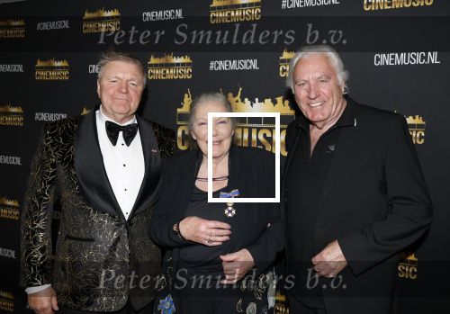 Zaandam 24 april 2026
Willeke v Ammelrooy heeft een koninklijke ondersceiding (linte) gekregen . Rene Mioch organiseert een fotomoment in het Zaantheater . Marco Bakker was er natuurlijk ook bij .