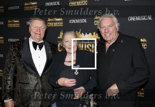 Zaandam 24 april 2026
Willeke v Ammelrooy heeft een koninklijke ondersceiding (linte) gekregen . Rene Mioch organiseert een fotomoment in het Zaantheater . Marco Bakker was er natuurlijk ook bij .