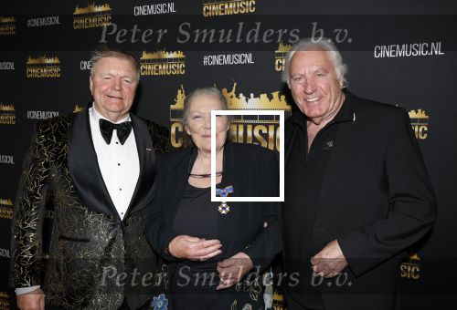 Zaandam 24 april 2026
Willeke v Ammelrooy heeft een koninklijke ondersceiding (linte) gekregen . Rene Mioch organiseert een fotomoment in het Zaantheater . Marco Bakker was er natuurlijk ook bij .