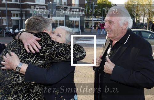 Zaandam 24 april 2026
Willeke v Ammelrooy heeft een koninklijke ondersceiding (linte) gekregen . Rene Mioch organiseert een fotomoment in het Zaantheater . Marco Bakker was er natuurlijk ook bij .