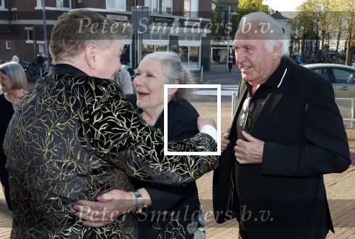 Zaandam 24 april 2026
Willeke v Ammelrooy heeft een koninklijke ondersceiding (linte) gekregen . Rene Mioch organiseert een fotomoment in het Zaantheater . Marco Bakker was er natuurlijk ook bij .