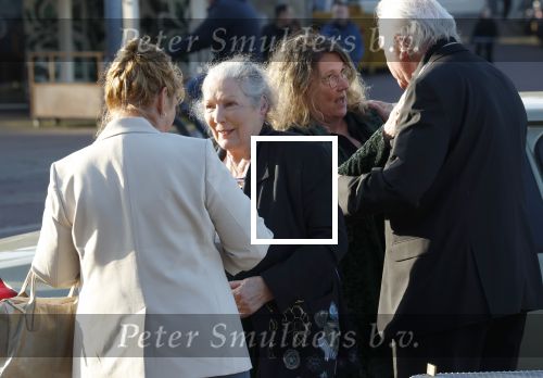 Zaandam 24 april 2026
Willeke v Ammelrooy heeft een koninklijke ondersceiding (linte) gekregen . Rene Mioch organiseert een fotomoment in het Zaantheater . Marco Bakker was er natuurlijk ook bij .