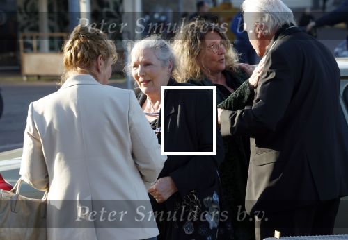 Zaandam 24 april 2026
Willeke v Ammelrooy heeft een koninklijke ondersceiding (linte) gekregen . Rene Mioch organiseert een fotomoment in het Zaantheater . Marco Bakker was er natuurlijk ook bij .