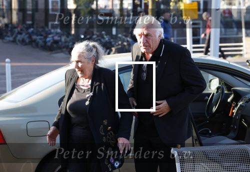 Zaandam 24 april 2026
Willeke v Ammelrooy heeft een koninklijke ondersceiding (linte) gekregen . Rene Mioch organiseert een fotomoment in het Zaantheater . Marco Bakker was er natuurlijk ook bij .