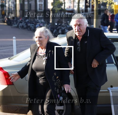 Zaandam 24 april 2026
Willeke v Ammelrooy heeft een koninklijke ondersceiding (linte) gekregen . Rene Mioch organiseert een fotomoment in het Zaantheater . Marco Bakker was er natuurlijk ook bij .