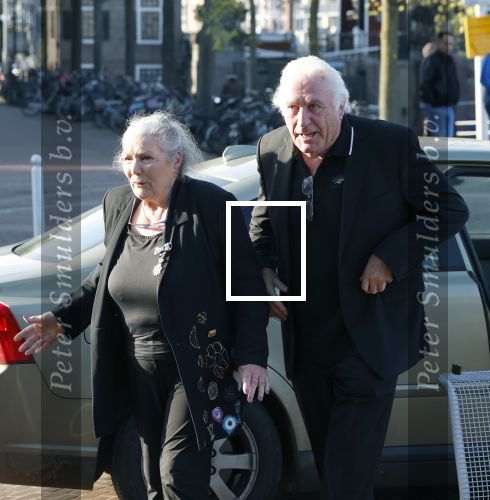 Zaandam 24 april 2026
Willeke v Ammelrooy heeft een koninklijke ondersceiding (linte) gekregen . Rene Mioch organiseert een fotomoment in het Zaantheater . Marco Bakker was er natuurlijk ook bij .