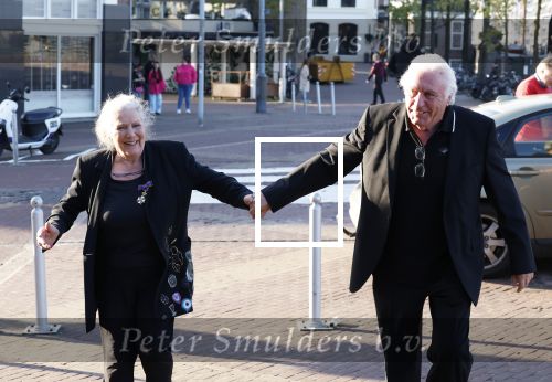 Zaandam 24 april 2026
Willeke v Ammelrooy heeft een koninklijke ondersceiding (linte) gekregen . Rene Mioch organiseert een fotomoment in het Zaantheater . Marco Bakker was er natuurlijk ook bij .