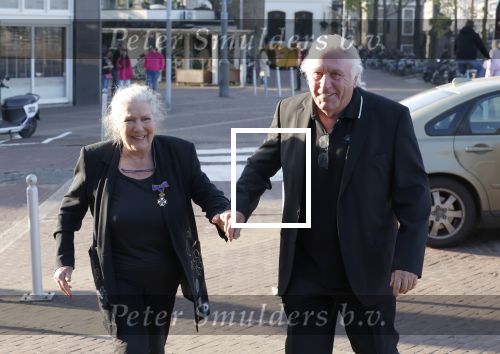 Zaandam 24 april 2026
Willeke v Ammelrooy heeft een koninklijke ondersceiding (linte) gekregen . Rene Mioch organiseert een fotomoment in het Zaantheater . Marco Bakker was er natuurlijk ook bij .