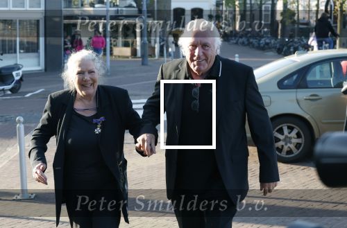 Zaandam 24 april 2026
Willeke v Ammelrooy heeft een koninklijke ondersceiding (linte) gekregen . Rene Mioch organiseert een fotomoment in het Zaantheater . Marco Bakker was er natuurlijk ook bij .