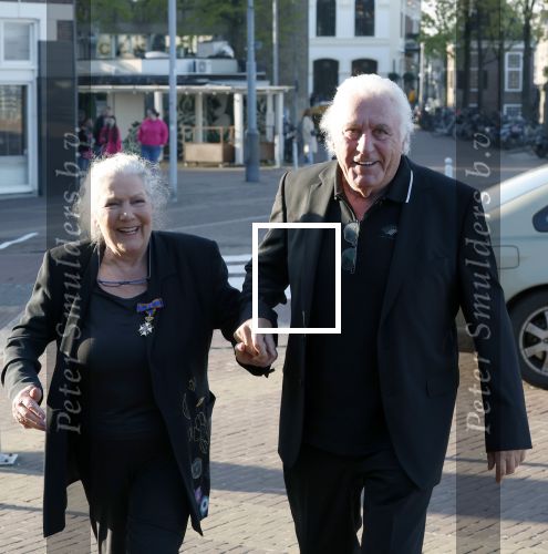 Zaandam 24 april 2026
Willeke v Ammelrooy heeft een koninklijke ondersceiding (linte) gekregen . Rene Mioch organiseert een fotomoment in het Zaantheater . Marco Bakker was er natuurlijk ook bij .