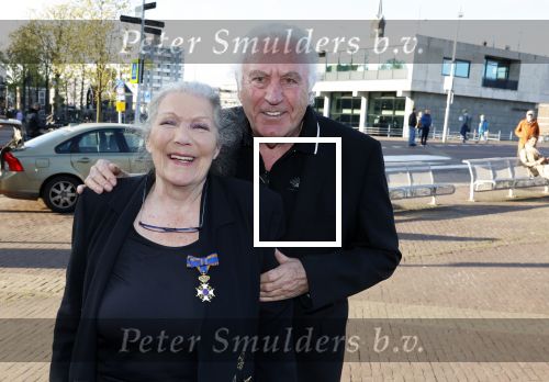 Zaandam 24 april 2026
Willeke v Ammelrooy heeft een koninklijke ondersceiding (linte) gekregen . Rene Mioch organiseert een fotomoment in het Zaantheater . Marco Bakker was er natuurlijk ook bij .
