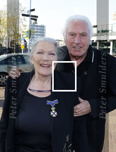 Zaandam 24 april 2026
Willeke v Ammelrooy heeft een koninklijke ondersceiding (linte) gekregen . Rene Mioch organiseert een fotomoment in het Zaantheater . Marco Bakker was er natuurlijk ook bij .