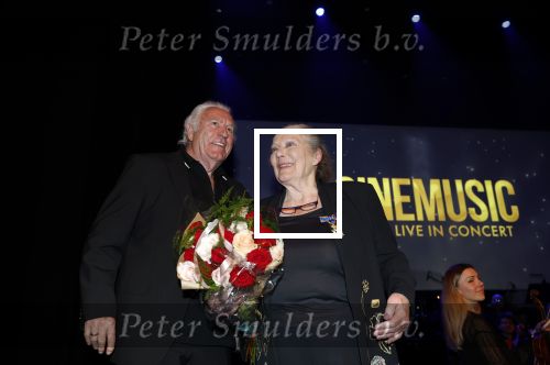 Zaandam 24 april 2026
Willeke v Ammelrooy heeft een koninklijke ondersceiding (linte) gekregen . Rene Mioch organiseert een fotomoment in het Zaantheater . Marco Bakker was er natuurlijk ook bij .