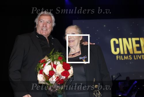 Zaandam 24 april 2026
Willeke v Ammelrooy heeft een koninklijke ondersceiding (linte) gekregen . Rene Mioch organiseert een fotomoment in het Zaantheater . Marco Bakker was er natuurlijk ook bij .