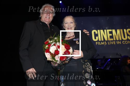 Zaandam 24 april 2026
Willeke v Ammelrooy heeft een koninklijke ondersceiding (linte) gekregen . Rene Mioch organiseert een fotomoment in het Zaantheater . Marco Bakker was er natuurlijk ook bij .