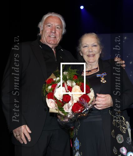 Zaandam 24 april 2026
Willeke v Ammelrooy heeft een koninklijke ondersceiding (linte) gekregen . Rene Mioch organiseert een fotomoment in het Zaantheater . Marco Bakker was er natuurlijk ook bij .