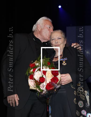 Zaandam 24 april 2026
Willeke v Ammelrooy heeft een koninklijke ondersceiding (linte) gekregen . Rene Mioch organiseert een fotomoment in het Zaantheater . Marco Bakker was er natuurlijk ook bij .