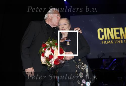 Zaandam 24 april 2026
Willeke v Ammelrooy heeft een koninklijke ondersceiding (linte) gekregen . Rene Mioch organiseert een fotomoment in het Zaantheater . Marco Bakker was er natuurlijk ook bij .