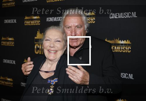 Zaandam 24 april 2026
Willeke v Ammelrooy heeft een koninklijke ondersceiding (linte) gekregen . Rene Mioch organiseert een fotomoment in het Zaantheater . Marco Bakker was er natuurlijk ook bij .