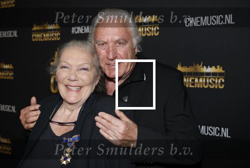 Zaandam 24 april 2026
Willeke v Ammelrooy heeft een koninklijke ondersceiding (linte) gekregen . Rene Mioch organiseert een fotomoment in het Zaantheater . Marco Bakker was er natuurlijk ook bij .