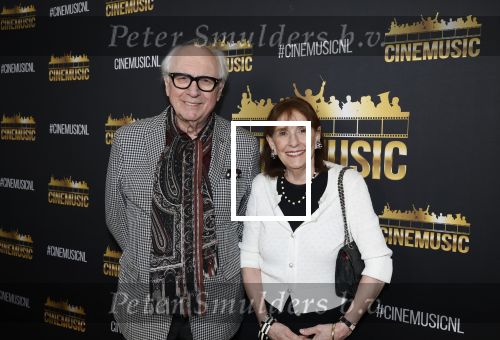 Zaandam 24 april 2026
Willeke v Ammelrooy heeft een koninklijke ondersceiding (linte) gekregen . Rene Mioch organiseert een fotomoment in het Zaantheater . Marco Bakker was er natuurlijk ook bij . Matthijs v Heijninge met vrouw