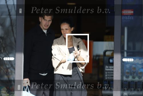 Muiden 8 april 2026
Mika Godts en zijn vrouw Haifa Salem Ali doen boodschappen bij de Albert Heijn in Muiden .