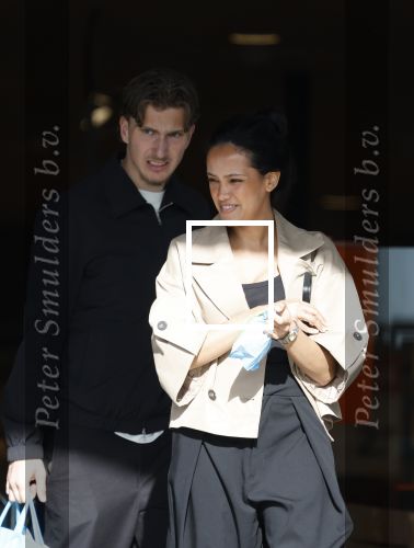 Muiden 8 april 2026
Mika Godts en zijn vrouw Haifa Salem Ali doen boodschappen bij de Albert Heijn in Muiden .