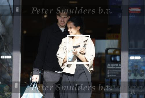 Muiden 8 april 2026
Mika Godts en zijn vrouw Haifa Salem Ali doen boodschappen bij de Albert Heijn in Muiden .