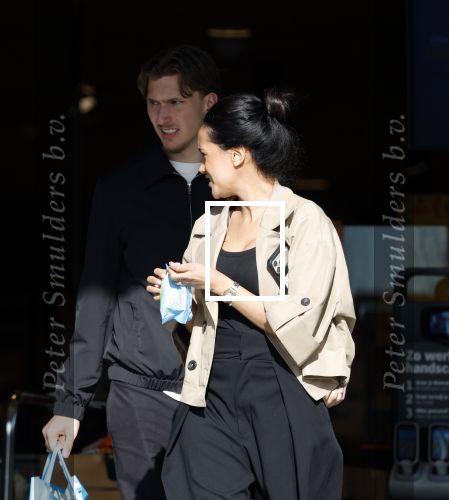 Muiden 8 april 2026
Mika Godts en zijn vrouw Haifa Salem Ali doen boodschappen bij de Albert Heijn in Muiden .