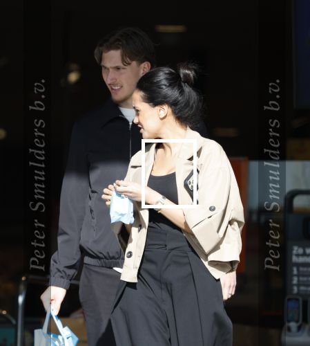 Muiden 8 april 2026
Mika Godts en zijn vrouw Haifa Salem Ali doen boodschappen bij de Albert Heijn in Muiden .