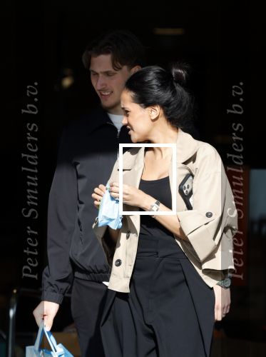 Muiden 8 april 2026
Mika Godts en zijn vrouw Haifa Salem Ali doen boodschappen bij de Albert Heijn in Muiden .
