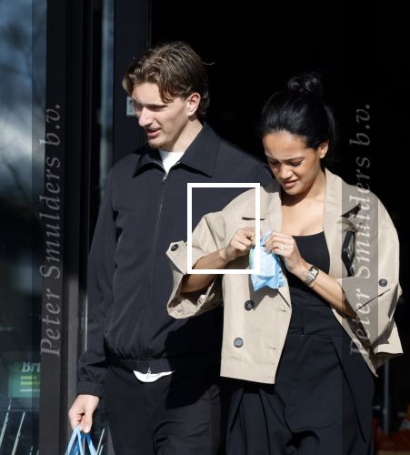 Muiden 8 april 2026
Mika Godts en zijn vrouw Haifa Salem Ali doen boodschappen bij de Albert Heijn in Muiden .