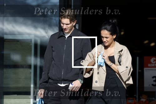 Muiden 8 april 2026
Mika Godts en zijn vrouw Haifa Salem Ali doen boodschappen bij de Albert Heijn in Muiden .