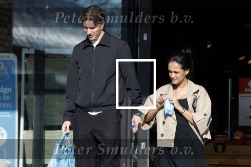Muiden 8 april 2026
Mika Godts en zijn vrouw Haifa Salem Ali doen boodschappen bij de Albert Heijn in Muiden .