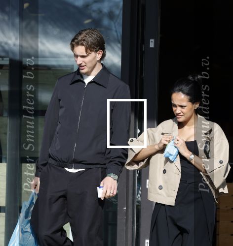Muiden 8 april 2026
Mika Godts en zijn vrouw Haifa Salem Ali doen boodschappen bij de Albert Heijn in Muiden .