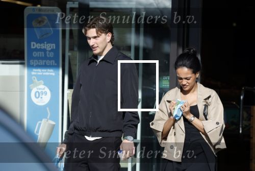 Muiden 8 april 2026
Mika Godts en zijn vrouw Haifa Salem Ali doen boodschappen bij de Albert Heijn in Muiden .
