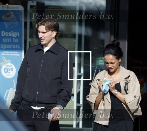 Muiden 8 april 2026
Mika Godts en zijn vrouw Haifa Salem Ali doen boodschappen bij de Albert Heijn in Muiden .