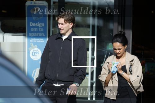 Muiden 8 april 2026
Mika Godts en zijn vrouw Haifa Salem Ali doen boodschappen bij de Albert Heijn in Muiden .