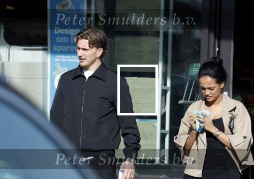 Muiden 8 april 2026
Mika Godts en zijn vrouw Haifa Salem Ali doen boodschappen bij de Albert Heijn in Muiden .