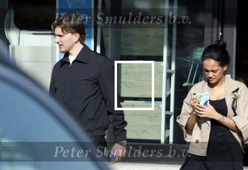 Muiden 8 april 2026
Mika Godts en zijn vrouw Haifa Salem Ali doen boodschappen bij de Albert Heijn in Muiden .