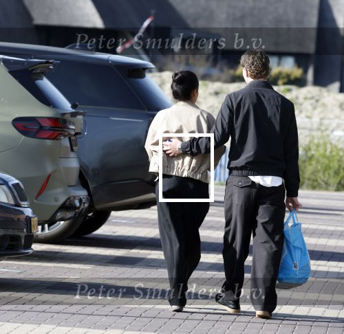 Muiden 8 april 2026
Mika Godts en zijn vrouw Haifa Salem Ali doen boodschappen bij de Albert Heijn in Muiden .