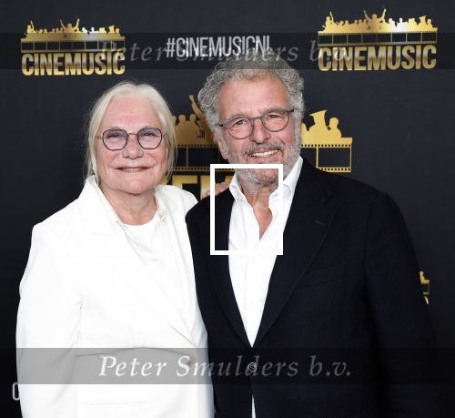 Zaandam 24 april 2026
Willeke v Ammelrooy heeft een koninklijke ondersceiding (linte) gekregen . Rene Mioch organiseert een fotomoment in het Zaantheater . Marco Bakker was er natuurlijk ook bij . Monique v d Ven en Edwin de Vries