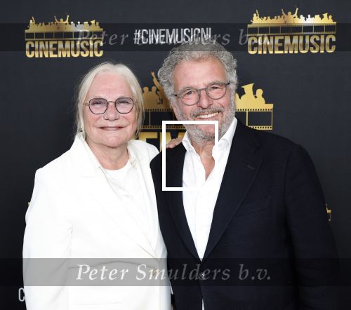 Zaandam 24 april 2026
Willeke v Ammelrooy heeft een koninklijke ondersceiding (linte) gekregen . Rene Mioch organiseert een fotomoment in het Zaantheater . Marco Bakker was er natuurlijk ook bij . Monique v d Ven en Edwin de Vries