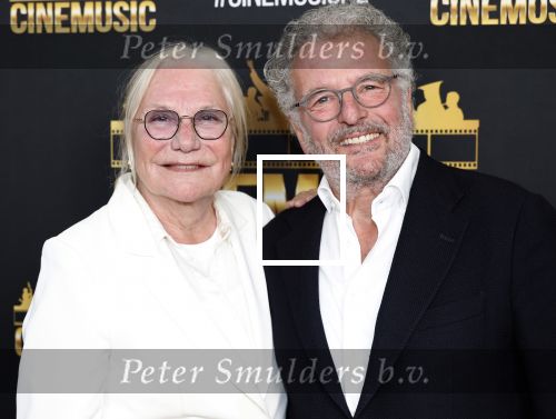 Zaandam 24 april 2026
Willeke v Ammelrooy heeft een koninklijke ondersceiding (linte) gekregen . Rene Mioch organiseert een fotomoment in het Zaantheater . Marco Bakker was er natuurlijk ook bij . Monique v d Ven en Edwin de Vries