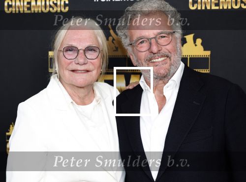 Zaandam 24 april 2026
Willeke v Ammelrooy heeft een koninklijke ondersceiding (linte) gekregen . Rene Mioch organiseert een fotomoment in het Zaantheater . Marco Bakker was er natuurlijk ook bij . Monique v d Ven en Edwin de Vries