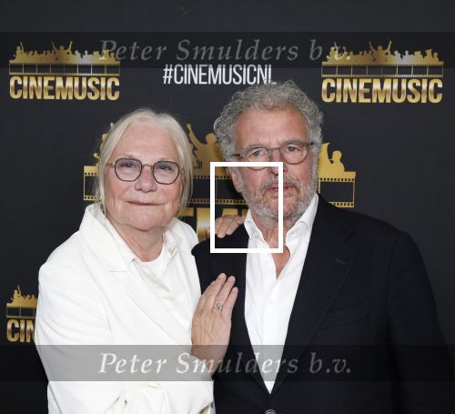 Zaandam 24 april 2026
Willeke v Ammelrooy heeft een koninklijke ondersceiding (linte) gekregen . Rene Mioch organiseert een fotomoment in het Zaantheater . Marco Bakker was er natuurlijk ook bij . Monique v d Ven en Edwin de Vries