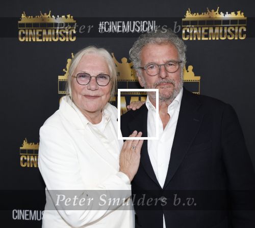 Zaandam 24 april 2026
Willeke v Ammelrooy heeft een koninklijke ondersceiding (linte) gekregen . Rene Mioch organiseert een fotomoment in het Zaantheater . Marco Bakker was er natuurlijk ook bij . Monique v d Ven en Edwin de Vries