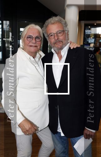 Zaandam 24 april 2026
Willeke v Ammelrooy heeft een koninklijke ondersceiding (linte) gekregen . Rene Mioch organiseert een fotomoment in het Zaantheater . Marco Bakker was er natuurlijk ook bij . Monique v d Ven en Edwin de Vries