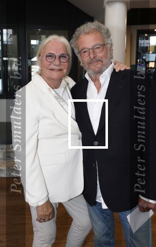 Zaandam 24 april 2026
Willeke v Ammelrooy heeft een koninklijke ondersceiding (linte) gekregen . Rene Mioch organiseert een fotomoment in het Zaantheater . Marco Bakker was er natuurlijk ook bij . Monique v d Ven en Edwin de Vries