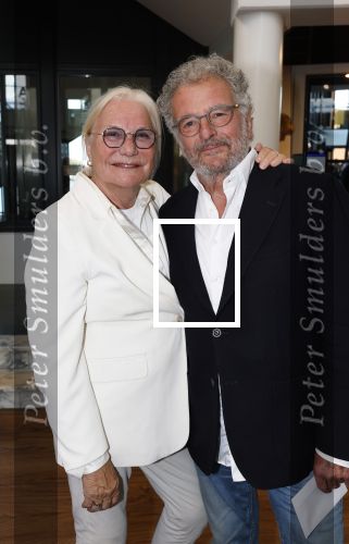 Zaandam 24 april 2026
Willeke v Ammelrooy heeft een koninklijke ondersceiding (linte) gekregen . Rene Mioch organiseert een fotomoment in het Zaantheater . Marco Bakker was er natuurlijk ook bij . Monique v d Ven en Edwin de Vries